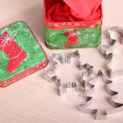 Tin 'Christmas stocking red & green' with 3 cookie cutters