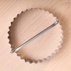 Stainless steel round fluted cutter with handle - Ø 10 cm / 3.9 inches