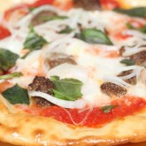 A new favorite: Pizza with spicy sausage meat