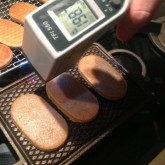 IJzerkoekjes - meten is weten / Iron plate cookies measuring the temp of the iron plate