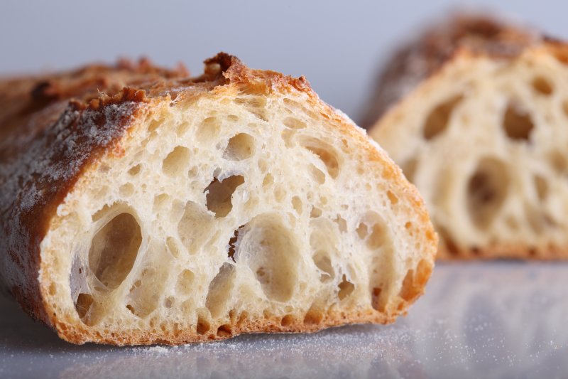 Хлеб пулиш рецепт. Пористый хлеб. Опара для хлеба. Белый хлеб на опаре. Пористое тесто.