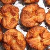 Making Breton cakes : Kouign-amann