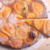 Croûte d’abricots with lavender and honey