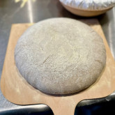 Miche met volkoren tarwe en volkoren rogge mix - klaar voor de oven