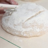 Pain Naturel - Scoring the bread with the lame / bread scoring blade