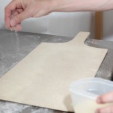 Sprinkling of semolina on the bread peel