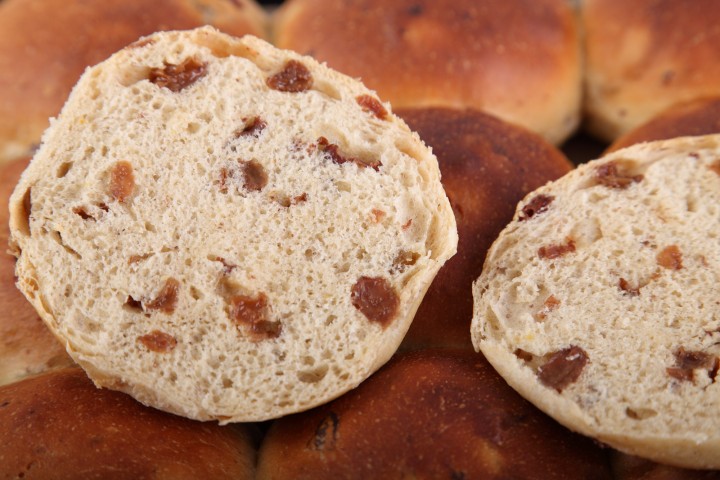 Recipe for Raisin Buns / Krentenbollen – Weekend Bakery